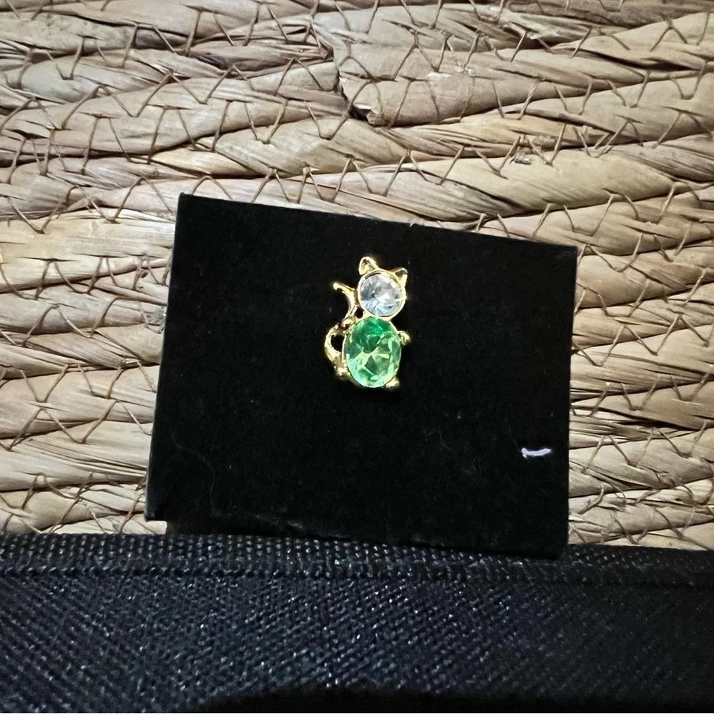 Vintage 1999 Avon August Peridot Birthstone Cat Pin
